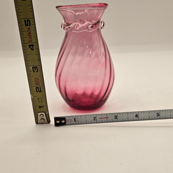 Vintage Pilgrim Cranberry Glass Swirl Ruffled Rim Hand-Blown Art Vase 1960s - Picture 8 of 8